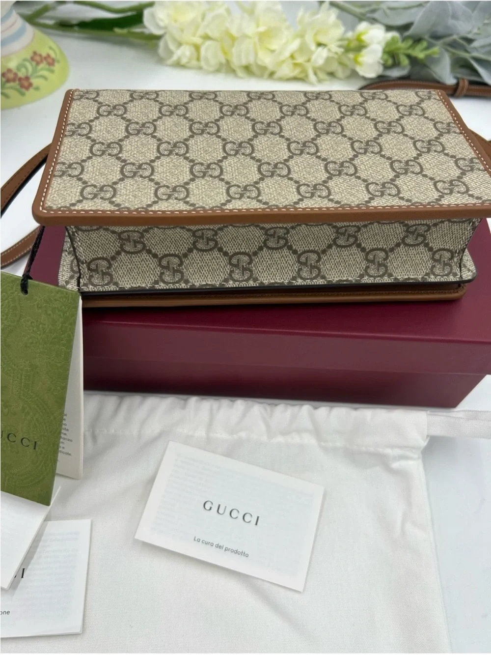 Women's Gucci Beige  GG Supreme Crossbody wallet in a strap . NWT